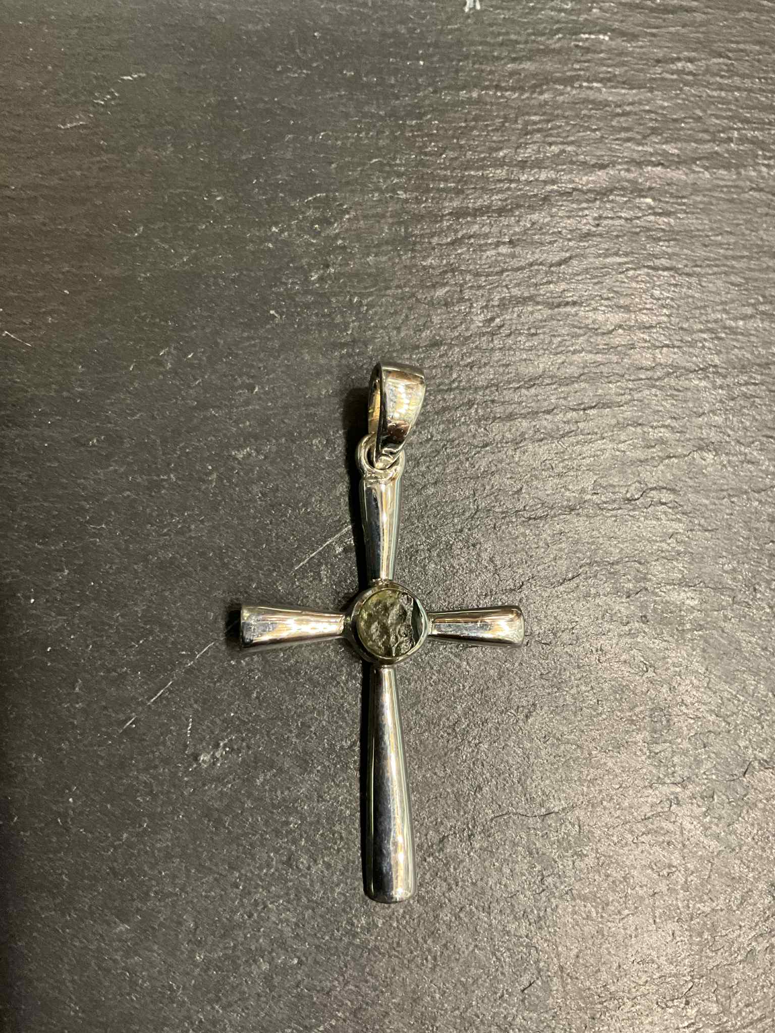 Kreuz mit Moldavit