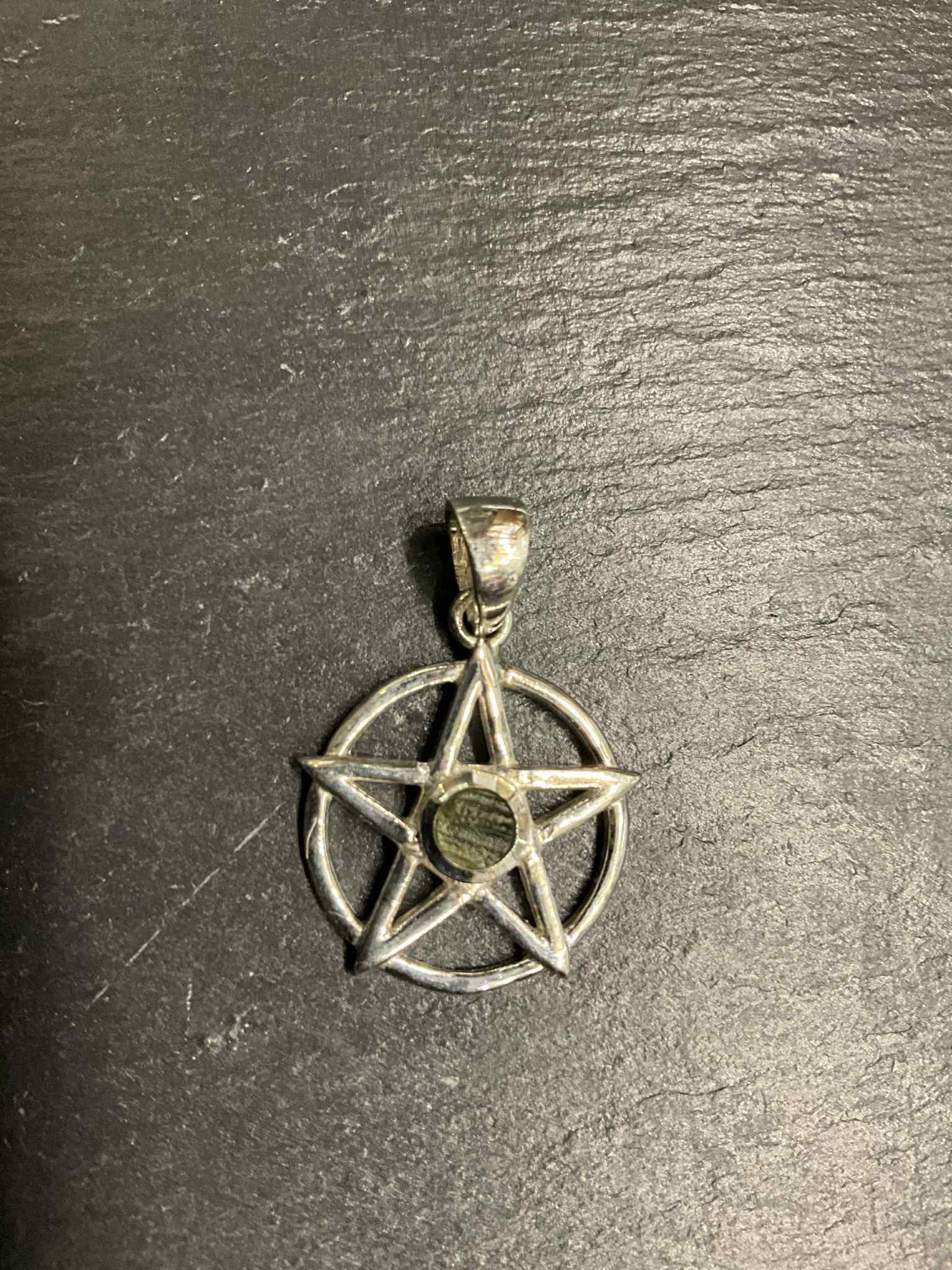 Pentagramm mit Moldavit