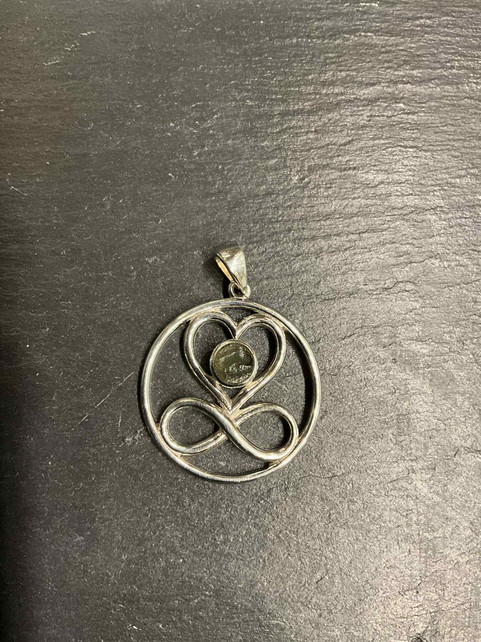 Unendliche Liebe mit Moldavit